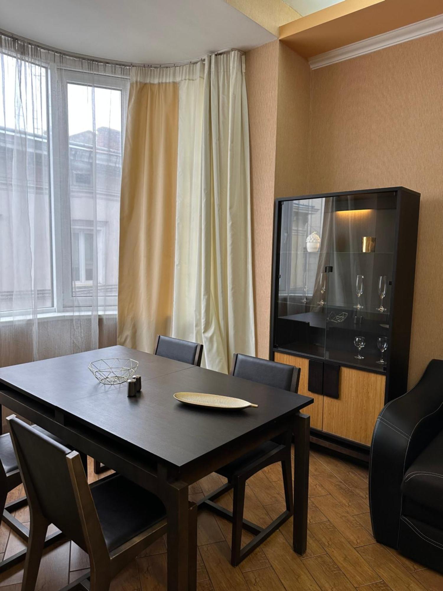 Vip Apartments ! Lviv Buitenkant foto