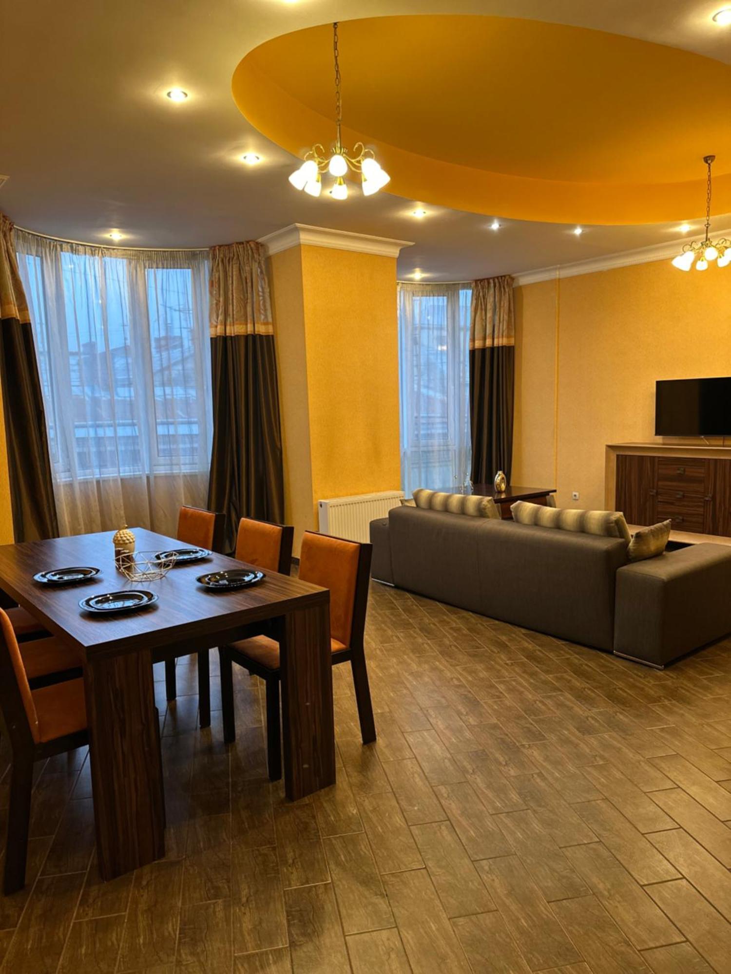 Vip Apartments ! Lviv Buitenkant foto