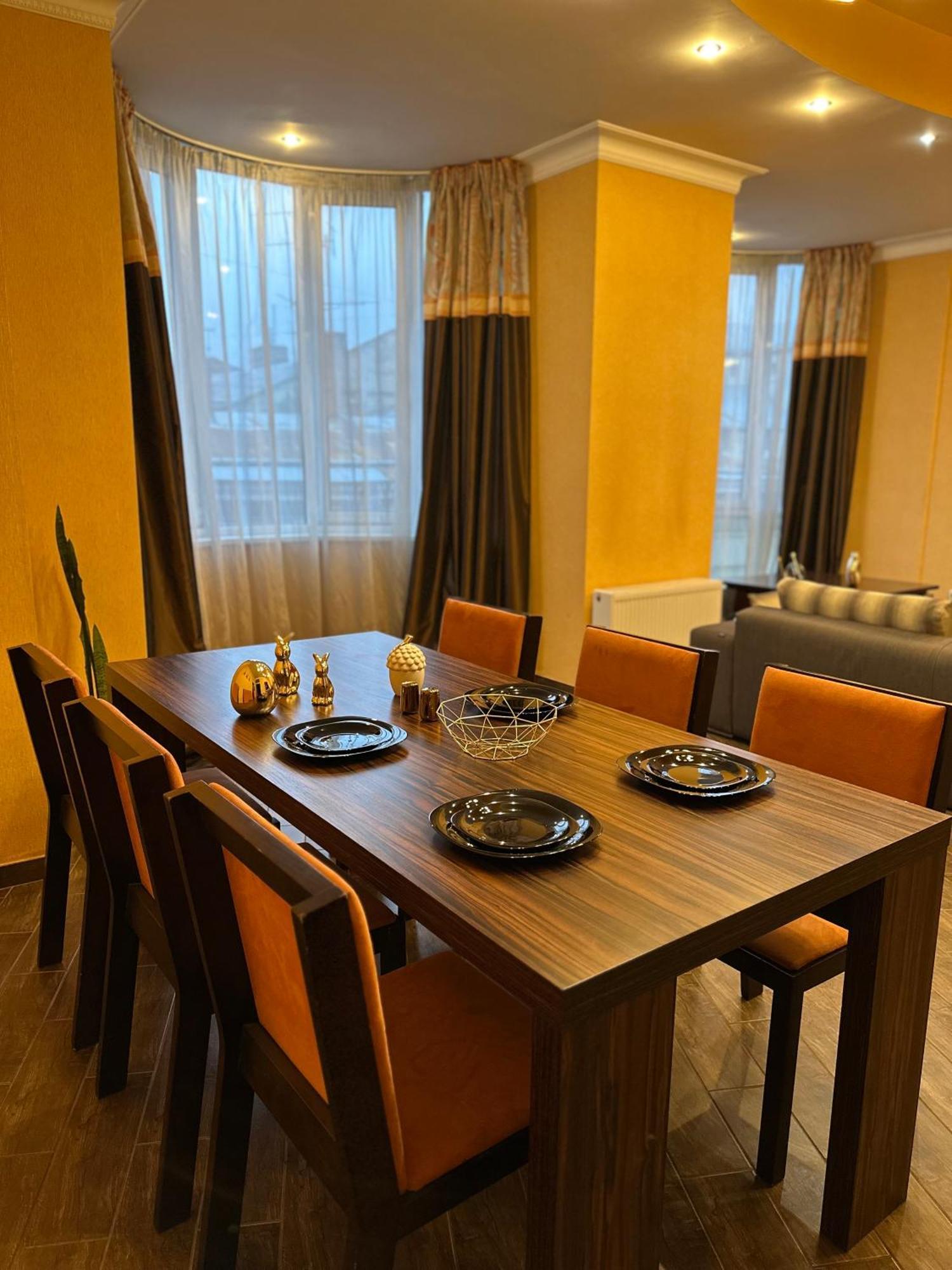 Vip Apartments ! Lviv Buitenkant foto
